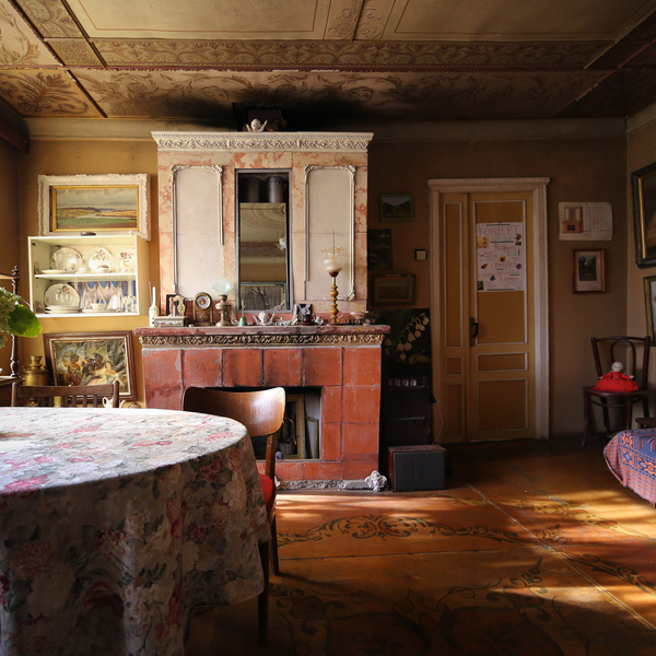 Дом художника: старая дача с разноцветными комнатами в Подмосковье